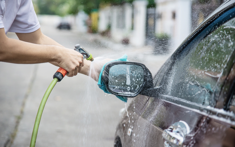 Есть некоторые ограничения, которые не позволяют мыть собственную машину в собственном дворе