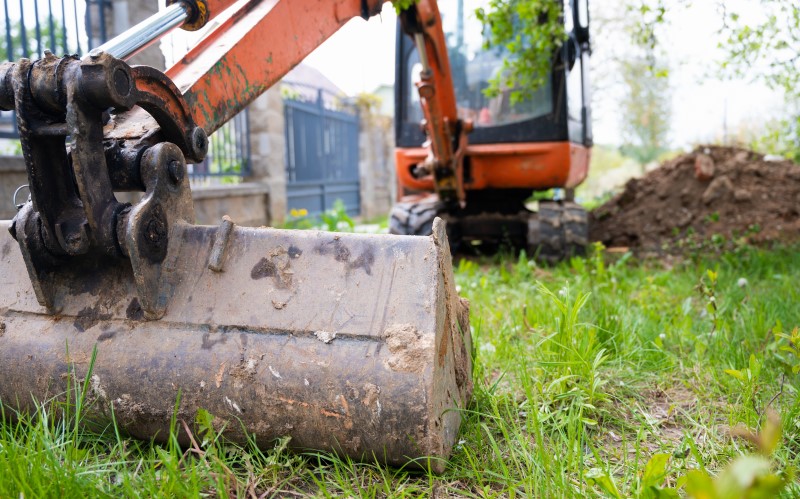 Для выравнивания участка нужны специалисты и техника