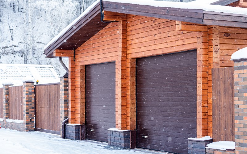 Деревянный гараж тёплый, достаточно безопасный и эстетически весьма привлекателен