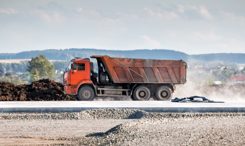 Самосвалы лучше всего подходят для перевозки кирпича, бетонных перекрытий и древесины