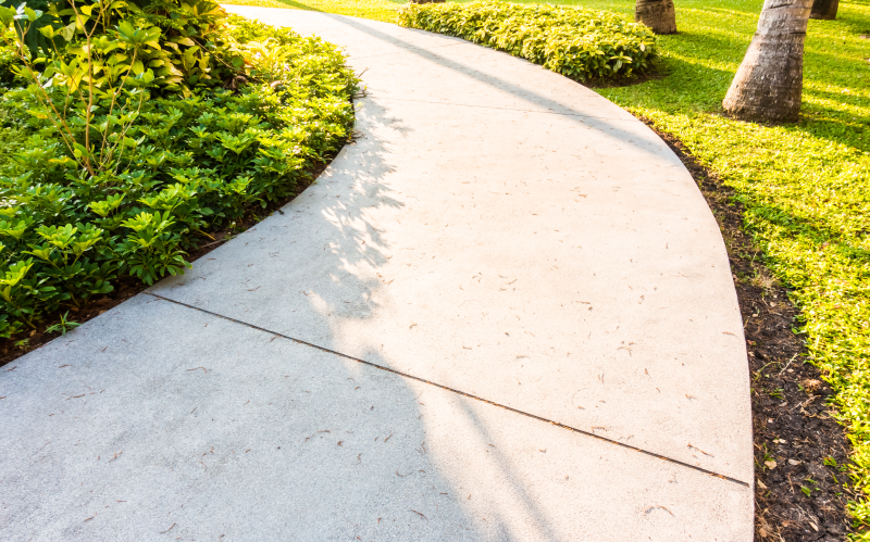 Бетон - простой и быстрый способ сделать дорожки на всей территории участка