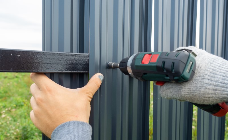 Монтаж забора из евроштакетника прост и не требует спец техники