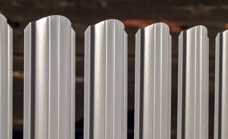 Для монтажа забора из евроштакетника нужен стандартный набор инструментов