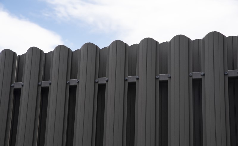 Евроштакетник различается по размеру и форме профиля