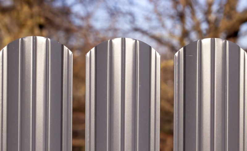 Евроштакетник - простой в монтаже и бюджетный материал