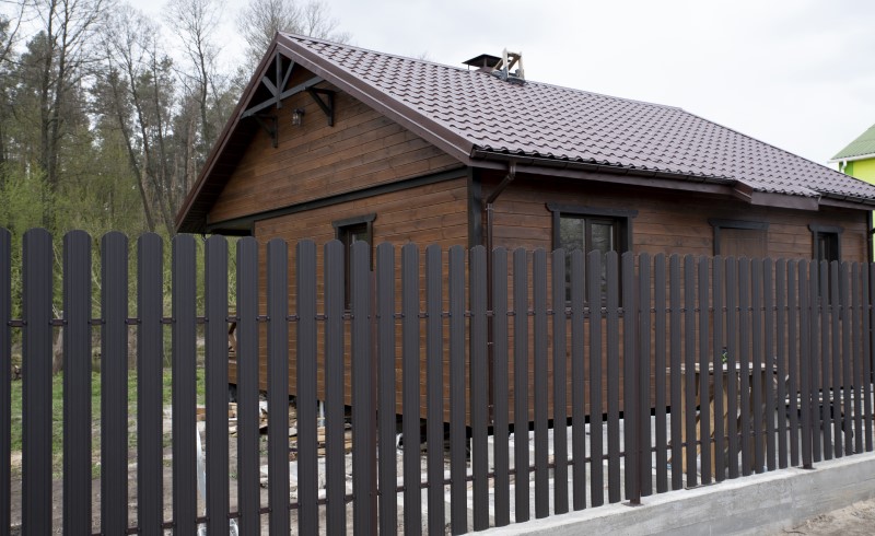 Один из самых простых, но эстетически привлекательных вариантов забора – евроштакетник