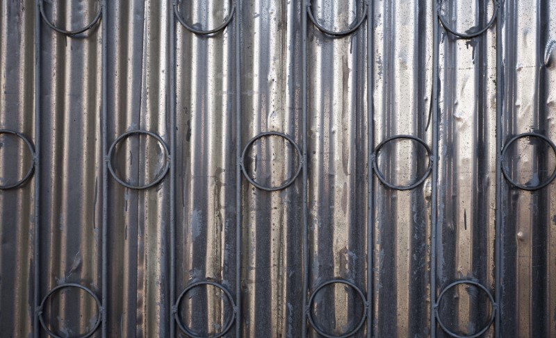 Кованый забор в сочетании с профнастилом станет бюджетным вариантом