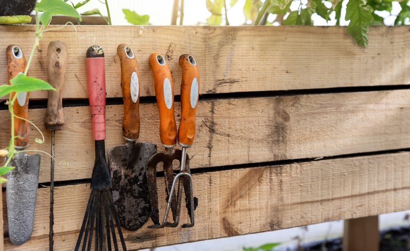 Важно устроить для инструментов подходящее место для хранения