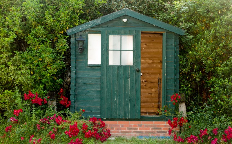 Кладовка на дачу представляется незаменимым элементом участка