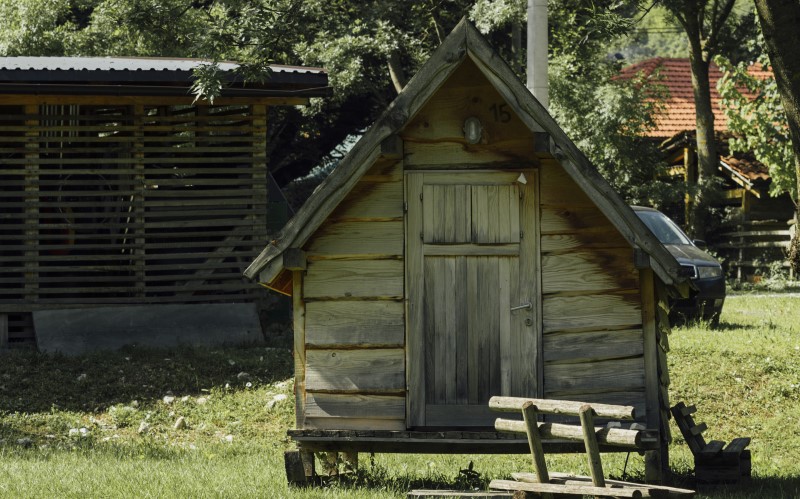 Деревянные кладовки пользуются популярностью благодаря экологичности и простоте монтажа