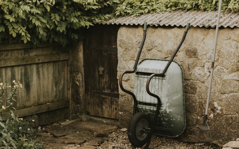 Кладовка на даче может иметь разные размеры – от компактных помещений до вполне просторных бытовок