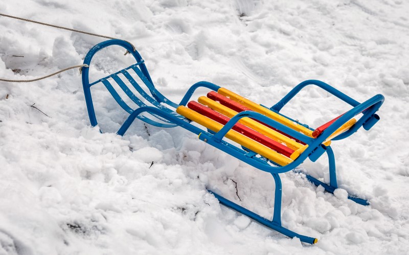 Чтобы хранить санки в хозблоке, прежде всего, очистите их от грязи и просушите