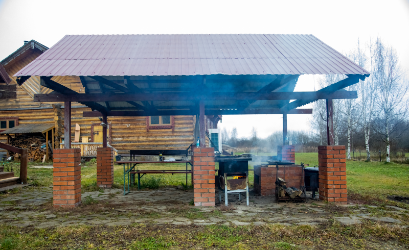 Мангальная зона под металлическим навесом