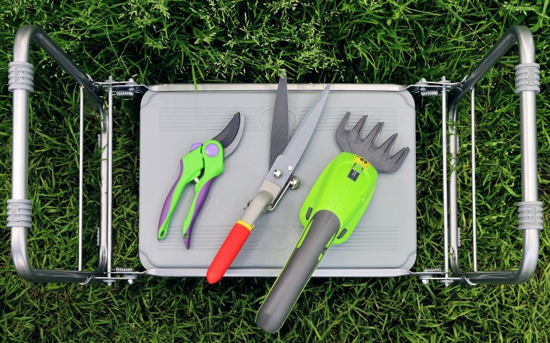 Передвижные системы хранения представляют собой тумбочки на колесах с разного размера ящиками, в которых можно хранить разные мелочи и небольшие инструменты