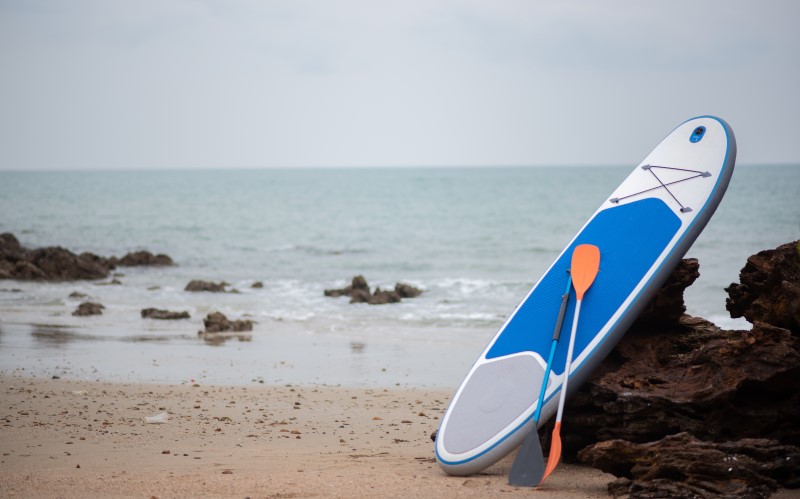 После окончания сезона нужно не только выбрать правильное место для сап-борда, но и соблюдать правила ухода за ним