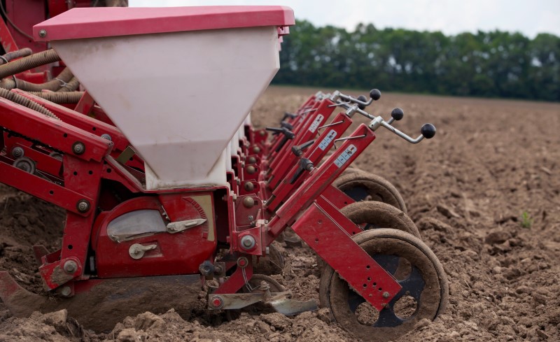 Сеялка помогает в процессе засева территории