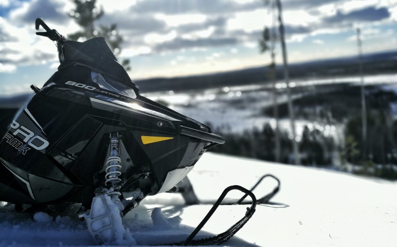 Для того, чтобы хранение снегохода вне помещения не стало фатальным для техники, необходимо регулярно проверять его техническое состояние