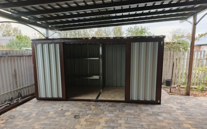 Для того, чтобы игрушки и ёлка хранились правильно и не мешались вам, мы предлагаем эргономичные системы хранения для быстровозводимых хозблоков SKOGGY