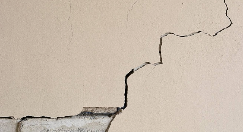 Трещины в потолке и стенах