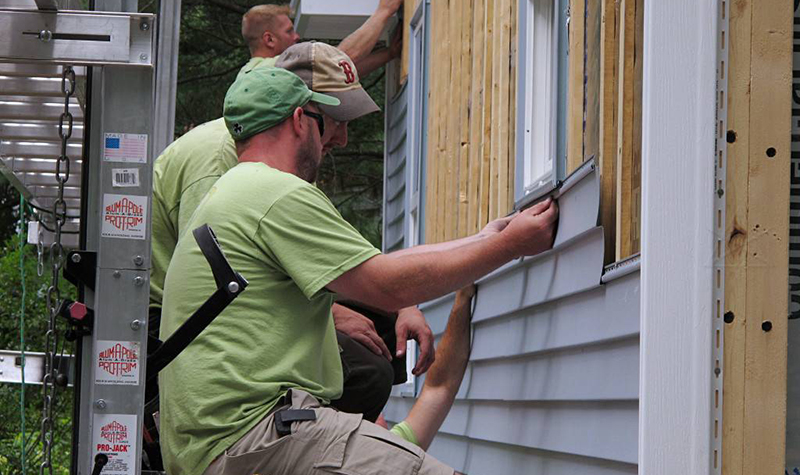 Обшивка сарая сайдингом