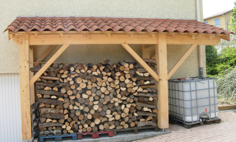 Дровница под навесом