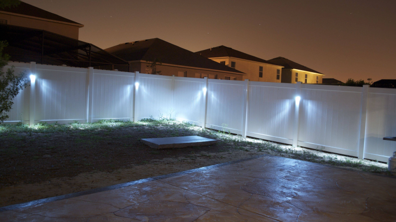 Забор с фонарями