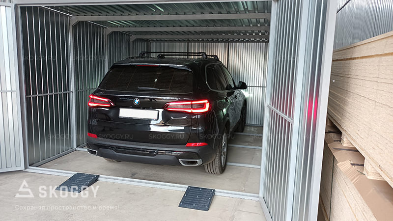 Автомобиль в гараже