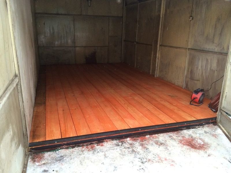 Дерево на полу