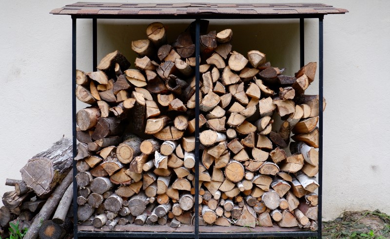 Если нет возможности хранить дрова в доме, идеальный вариант хранения дров &ndash; под навесом
