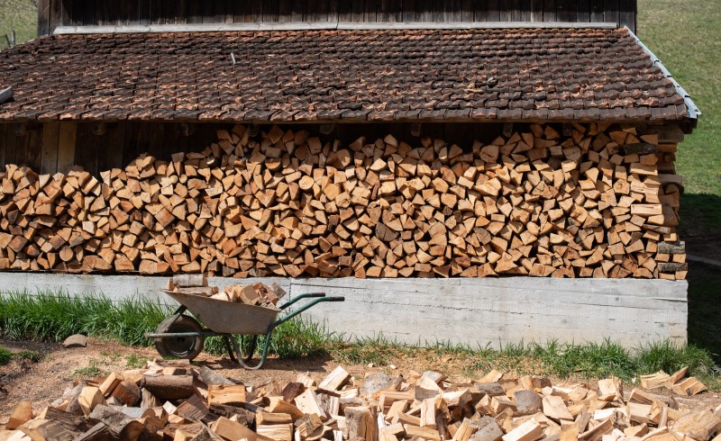 Еще один вариант &ndash; хранение дров на улице вдоль стены здания под крышей