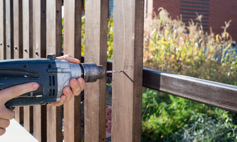 Установка забора своими руками