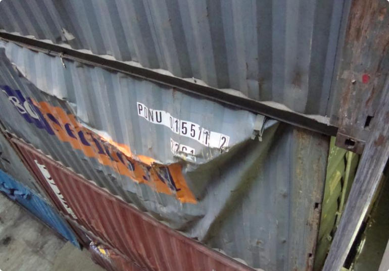 Побитый морской контейнер