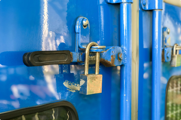 Сломанный замок морского контейнера