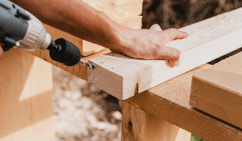 Построить беседку можно как из металла, так и из дерева