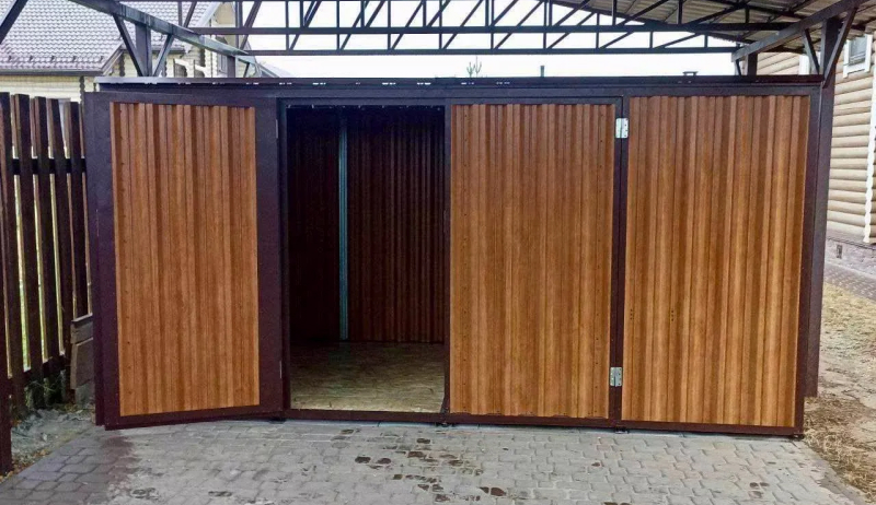 Можно заказать хозблок с увеличенной длиной и совместить его с гаражом для автомобиля или садовой техники