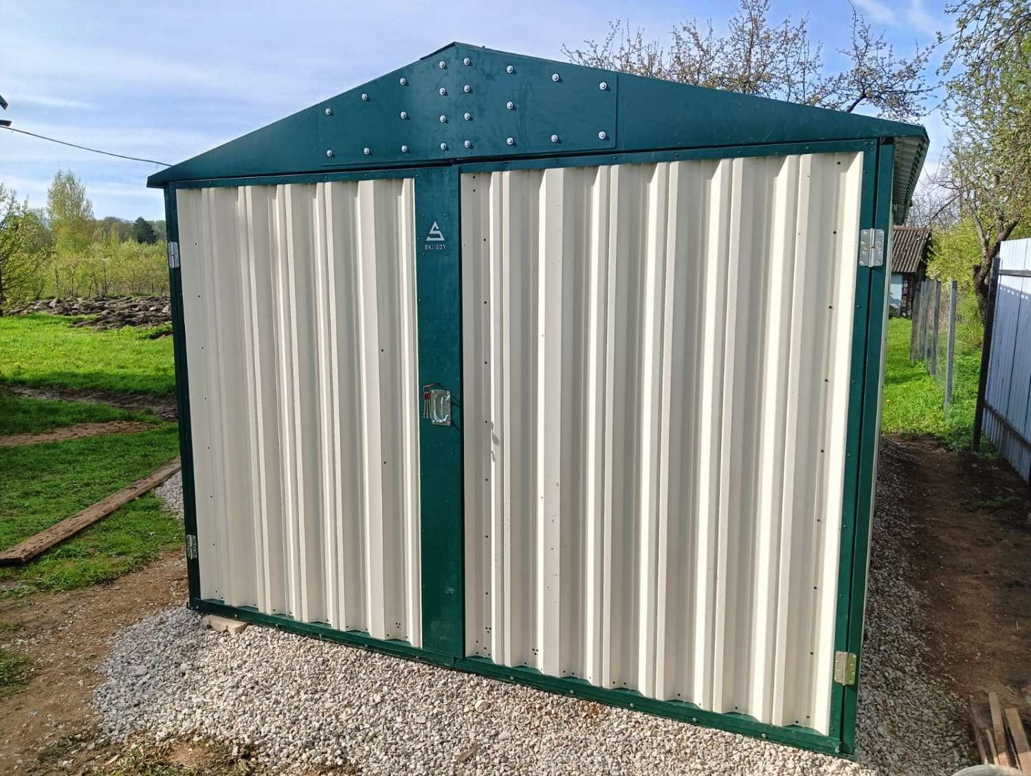 Важно правильно хранить удобрения, чтобы они не отсырели и не потеряли своих свойств, например, в хозблоке