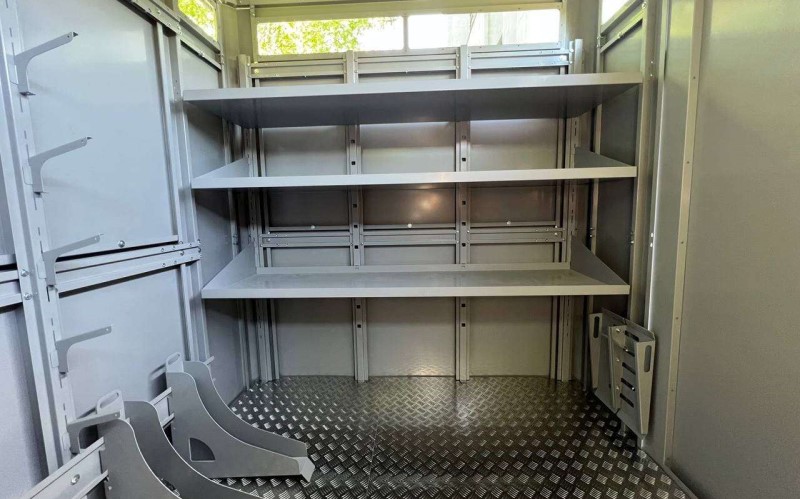 На рациональное распределение вещей внутри металлического гаража или контейнера влияет установка подходящих систем хранения