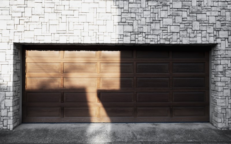 Кирпичная конструкция очень надежная, но требует для возведения немало денег, сил и времени