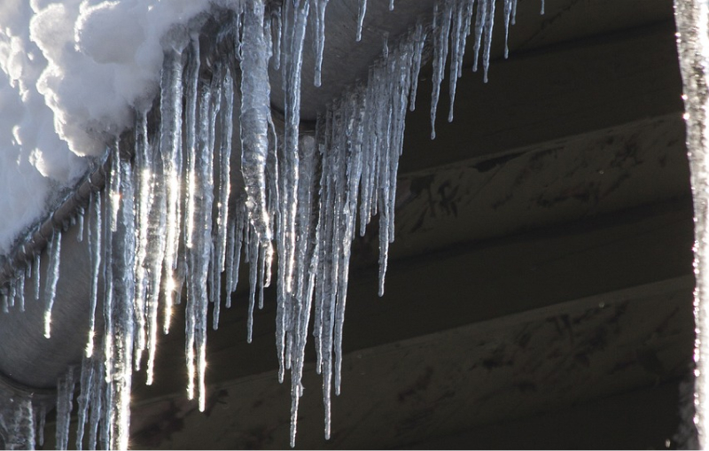 Лед на водостоке