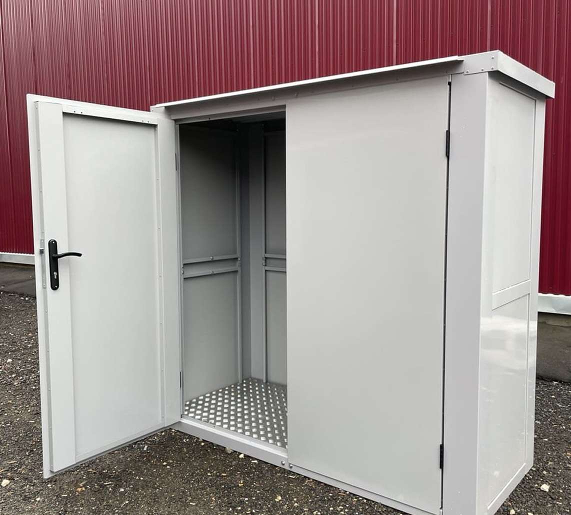 Террасный шкаф для хранения колес и инвентаря в светло-сером цвете в дер. Алексеево, Сергиево-Посадский р-н, МО