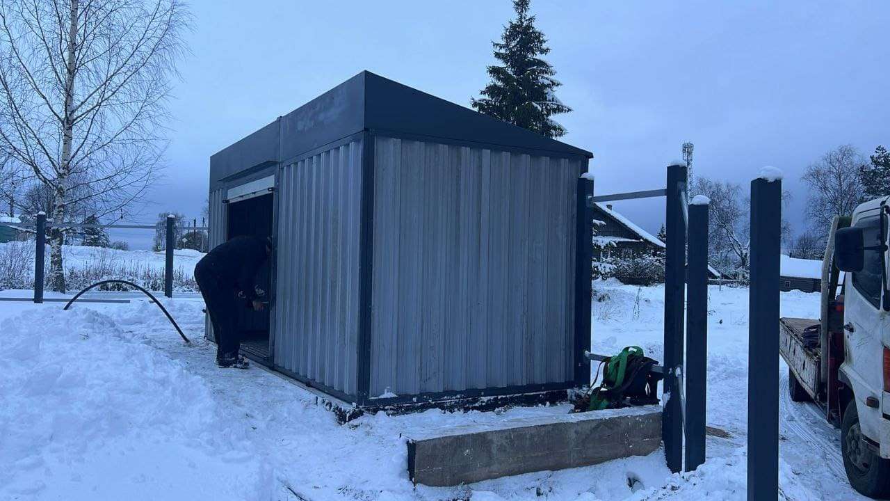 Хозблок для хозяйственных вещей в комбинированной расцветке в дер. Дубки, Шекснинский р-н, Вологодская обл.