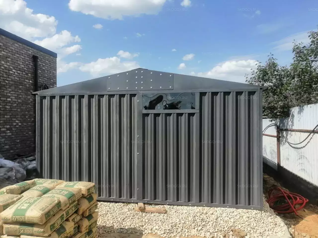 Масштабный хозблок для строительных материалов и садовой техники в графитовом цвете в дер. Михайловка, г.о. Истра, МО