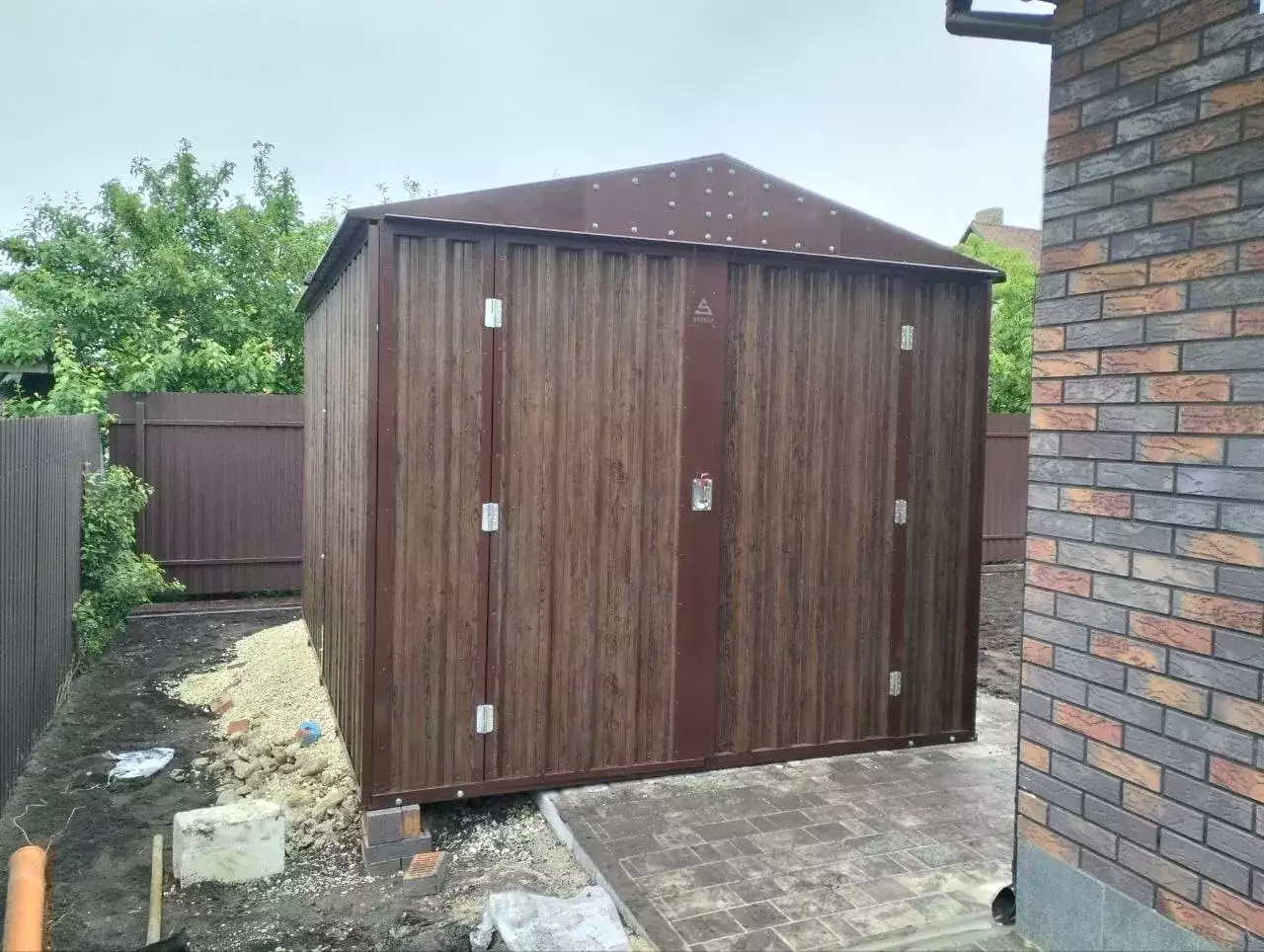 Хозблок для хозяйственных вещей в расцветке "под дерево" в с. Дядьково, Дядьковское с.п, Рязанская обл.