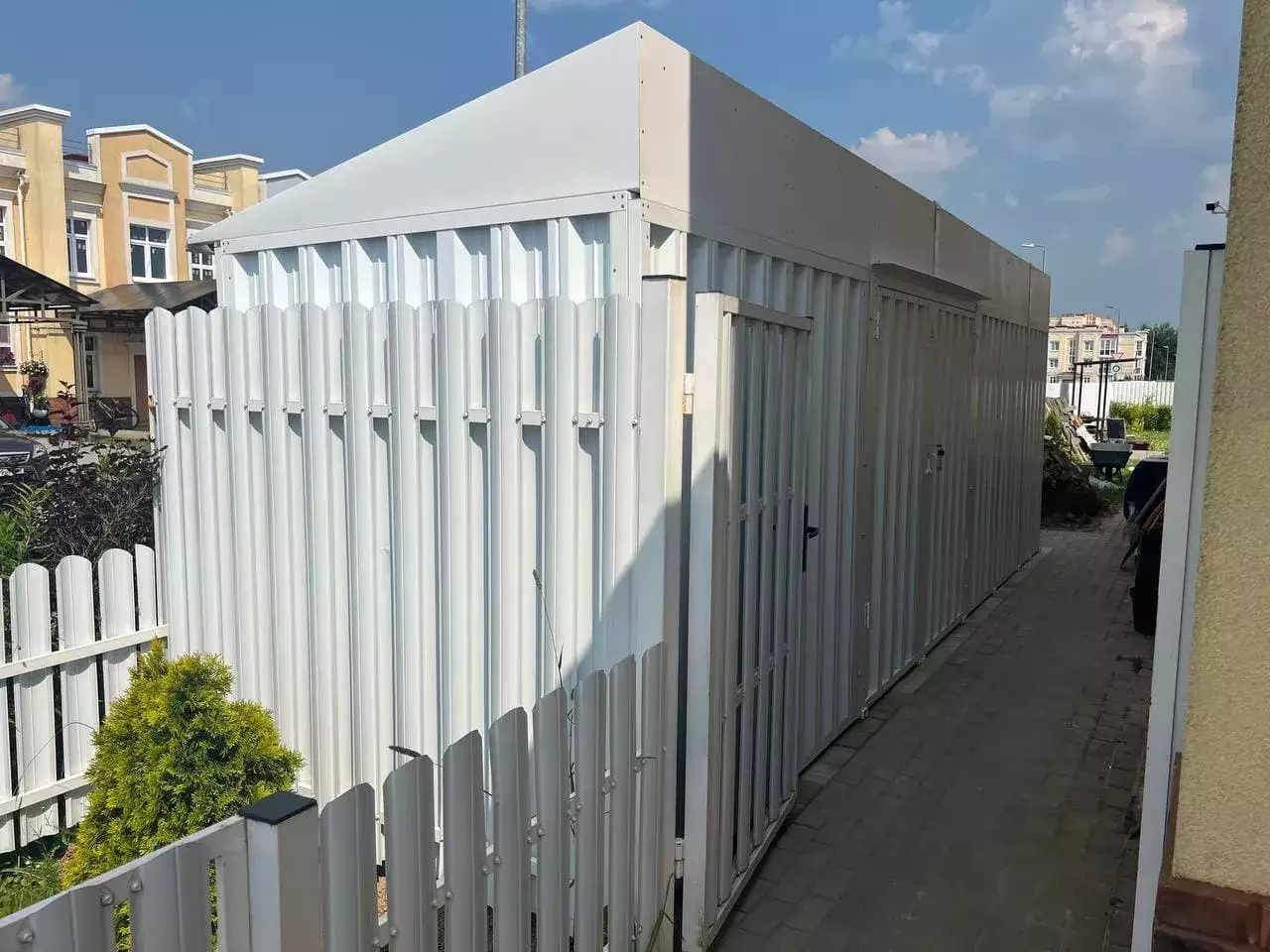 Хозблок совместно с дровницей в белоснежном цвете в дер. Настасьино, г. Москва