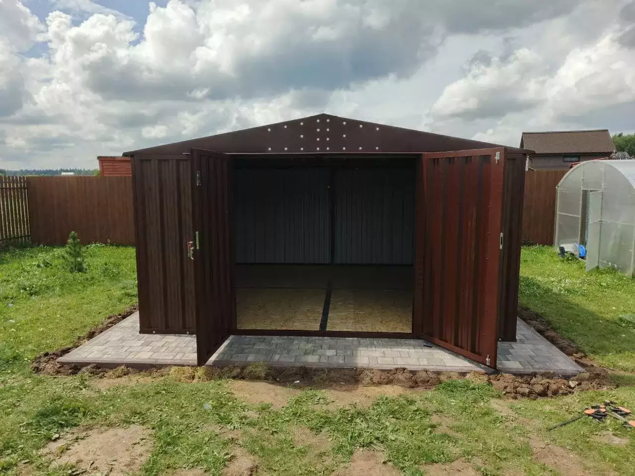 Хозблок для садовой техники и садовых принадлежностей в двойном окрашивании в дер. Скрипорово, Малоярославецкий р-н, Калужская обл.