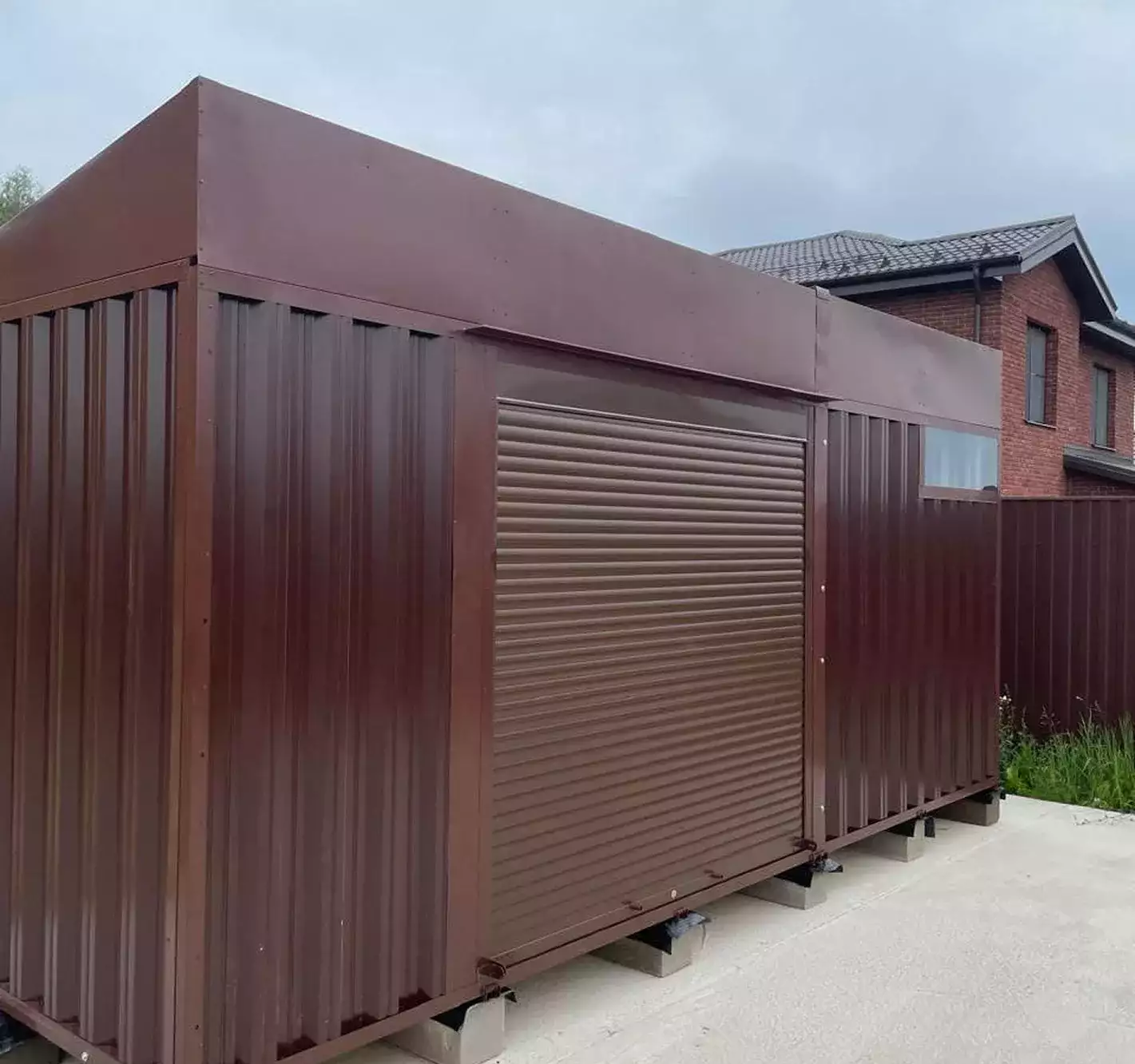 Хозблок для хозяйственных вещей в шоколадном цвете в дер. Духанино, г.о. Истра, МО