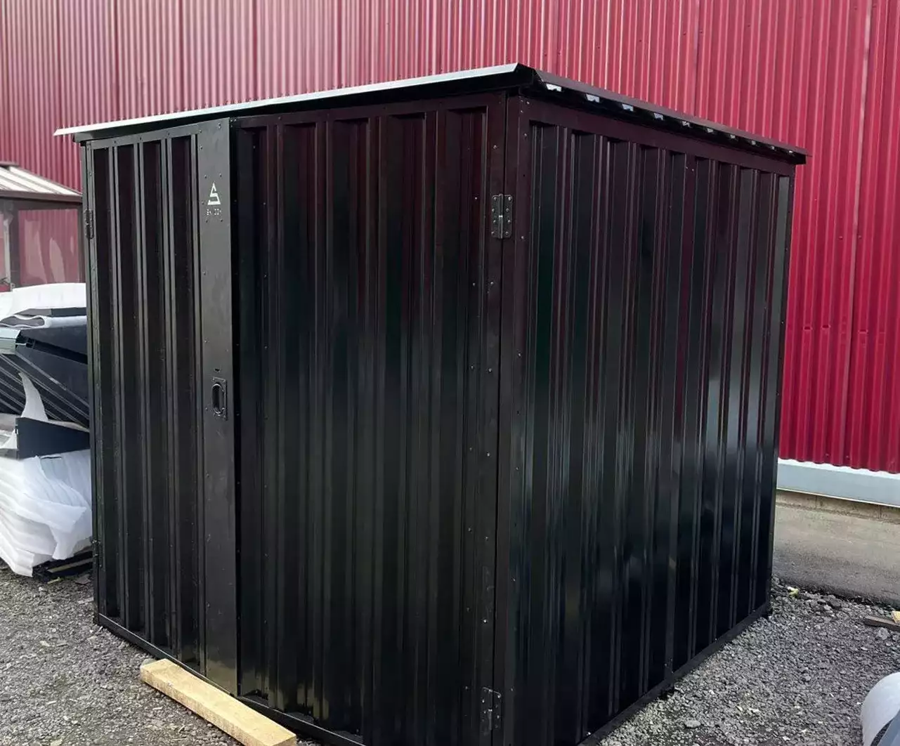 Компактный хозблок для хранения вещей в черном цвете в дер. Трусово, г.о. Солнечногорск, МО