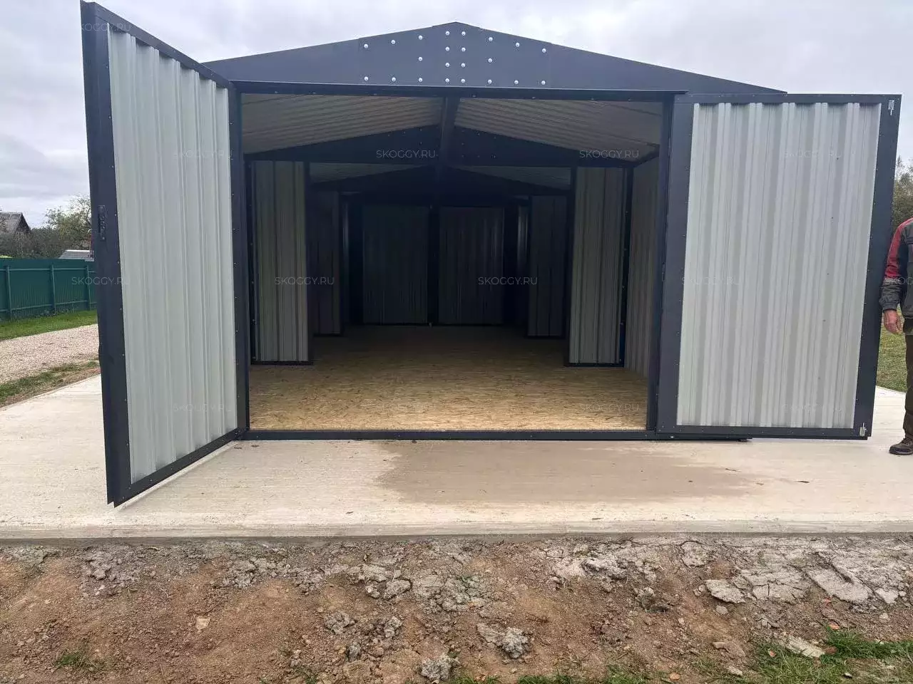 Вместительный гараж для трактора в графитовом цвете в дер. Каверино, Боровский мун.окр, Калужская обл.