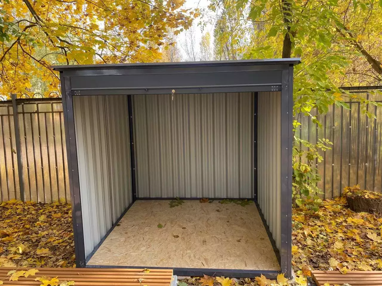 Хозблок для спортивного инвентаря и игрушек в графитовом цвете на территорию частной школы в г. Москва