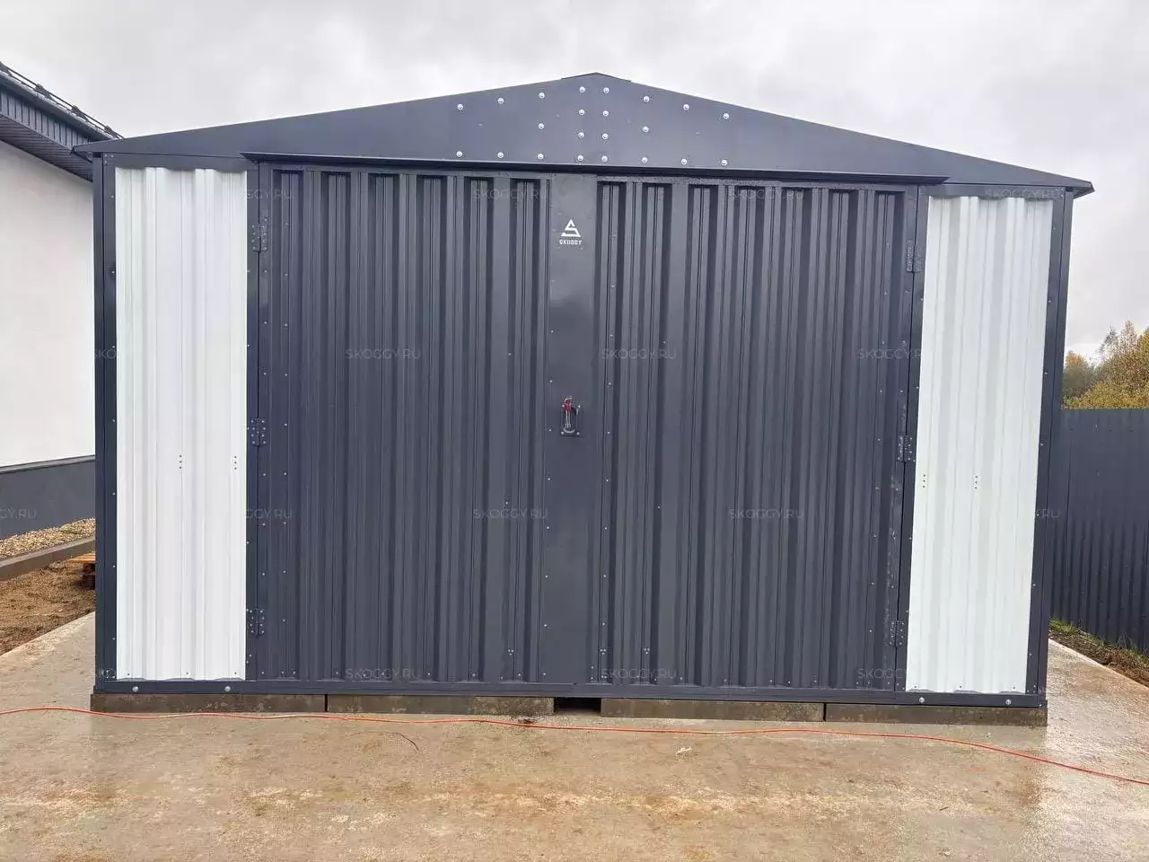 Автомобильный гараж в комбинированной расцветке в КП Дольче Вита, г.о. Истра, МО